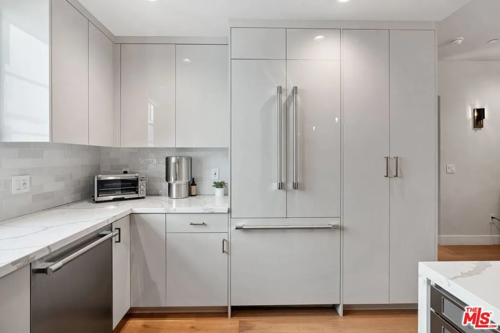 10612 W Kareen Court, Toluca Lake, California 91602 home-pic-11