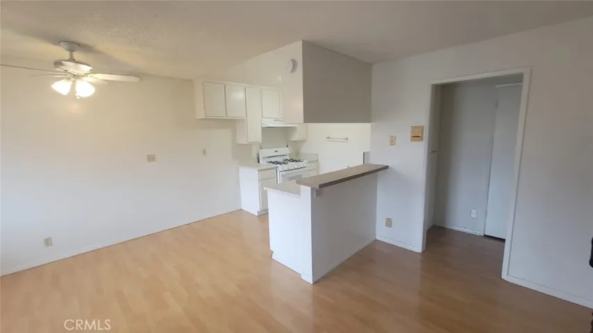 Kitchen Dining Area & Bar

