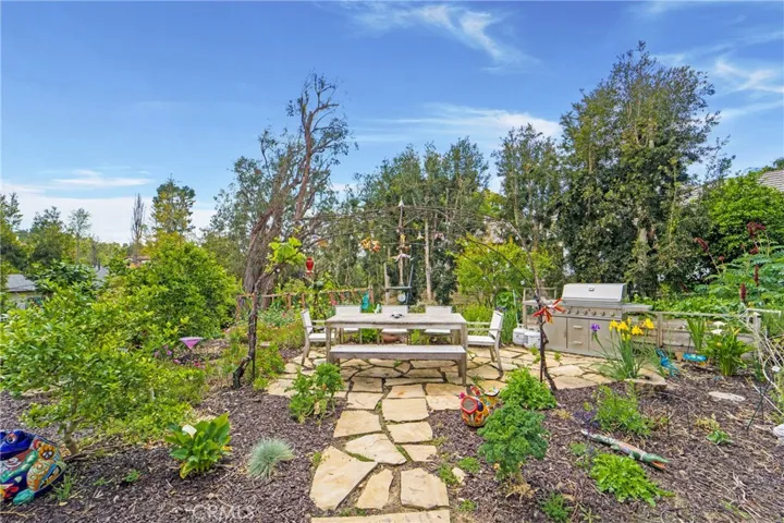 Extensive garden area offers passion fruit, bananas, pomegranate, berries, mango, pear, fig, nectarine, lemon, line, lychee and dragonfruit as well as flowers and herbs.