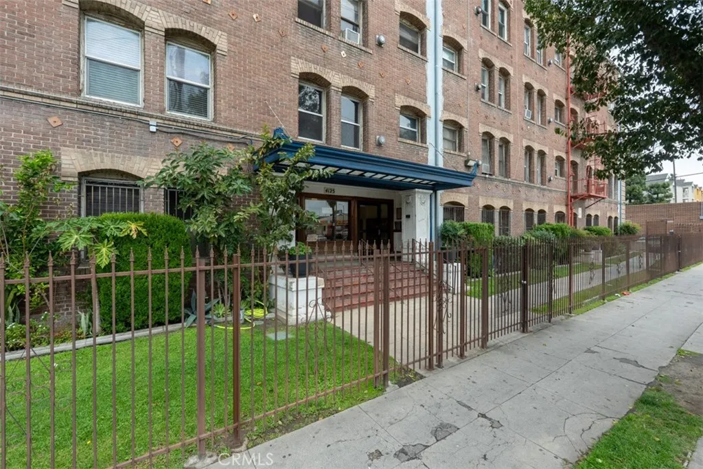 4125 S Figueroa Street 410, Los Angeles, California 90037 home-pic-1