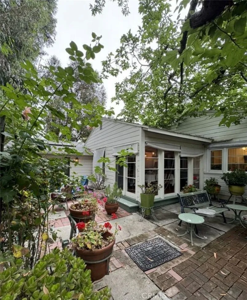 18522 Wells Drive, Tarzana, California 91356 home-pic-2