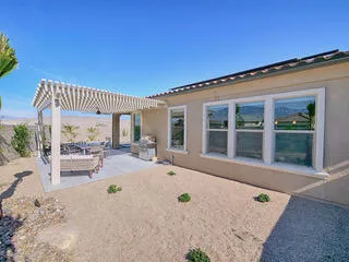 Side patio/yard
