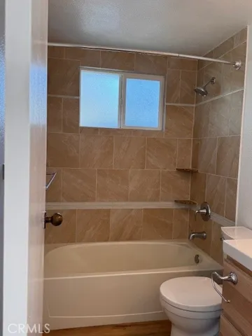 Bathroom tub