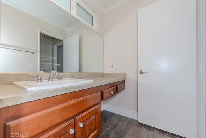 Downstairs full-bathroom.