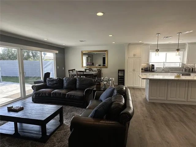 Open floor plan between the kitchen, living room and dining area.
