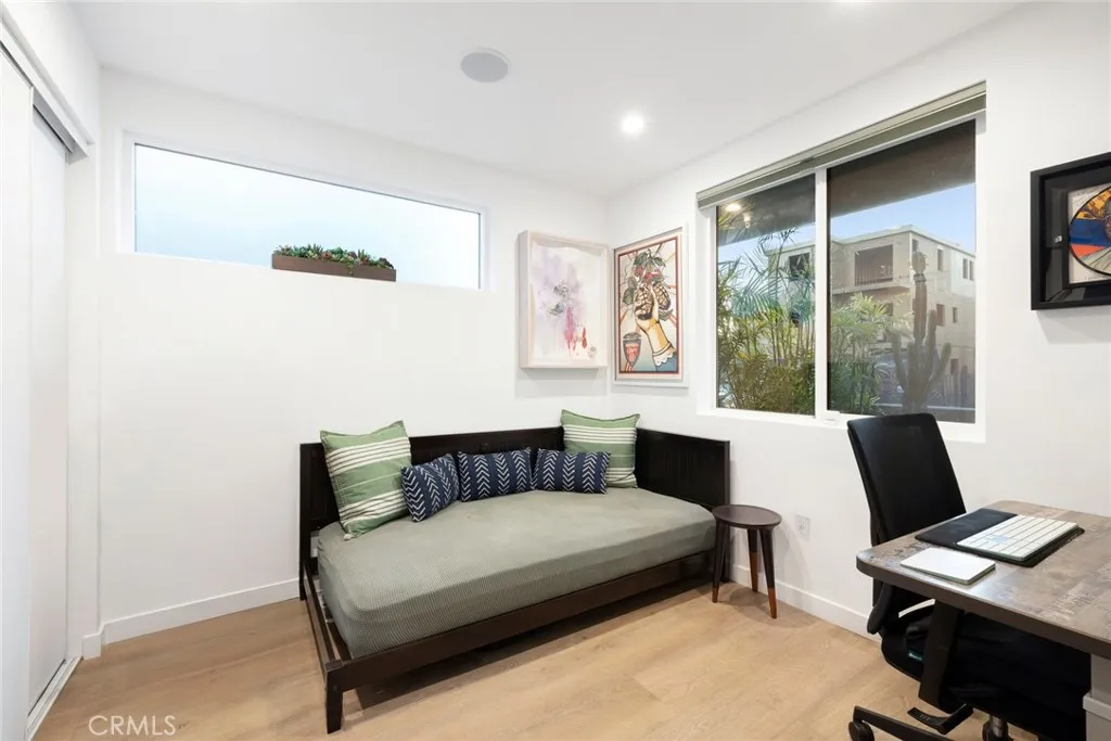 922 N Ridgewood Pl, Los Angeles, California 90038 home-pic-11