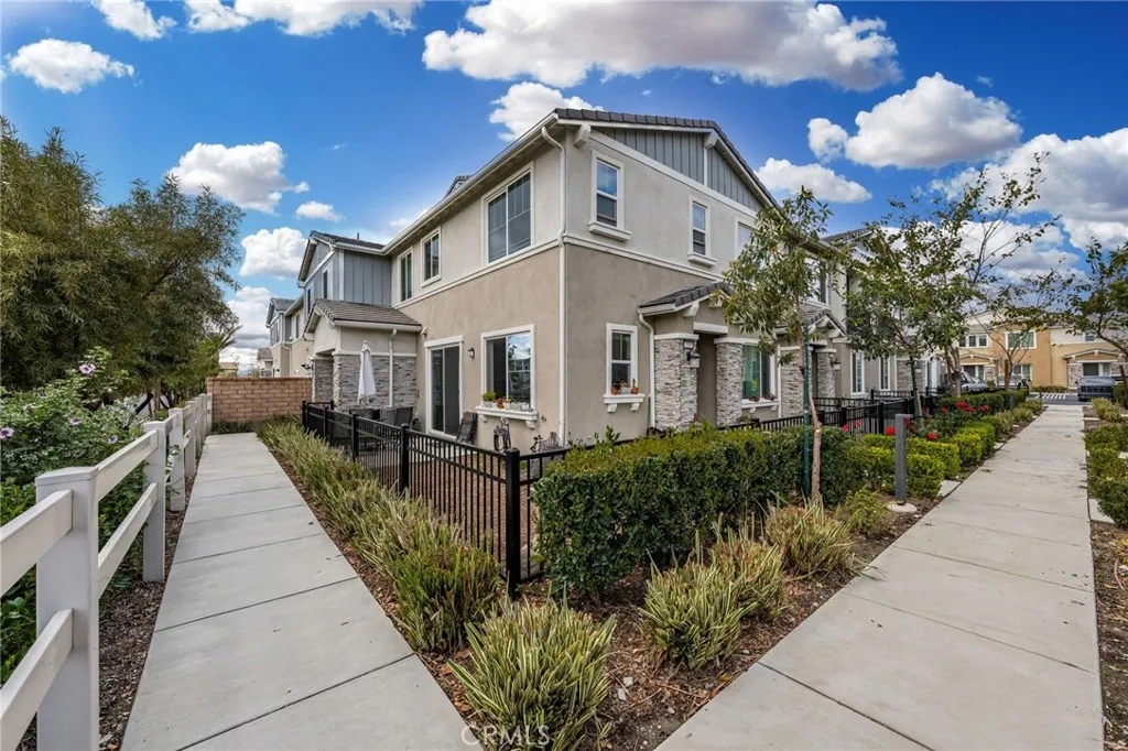 16502 Casa Grande Avenue 235, Fontana, California 92336 home-pic-1