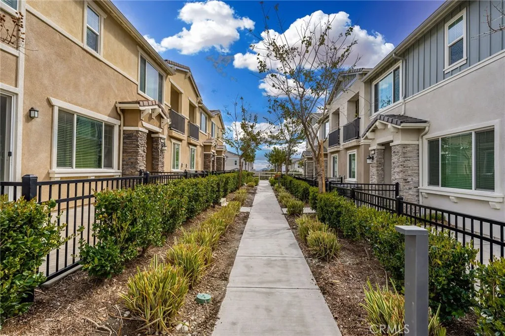 16502 Casa Grande Avenue 235, Fontana, California 92336 home-pic-2