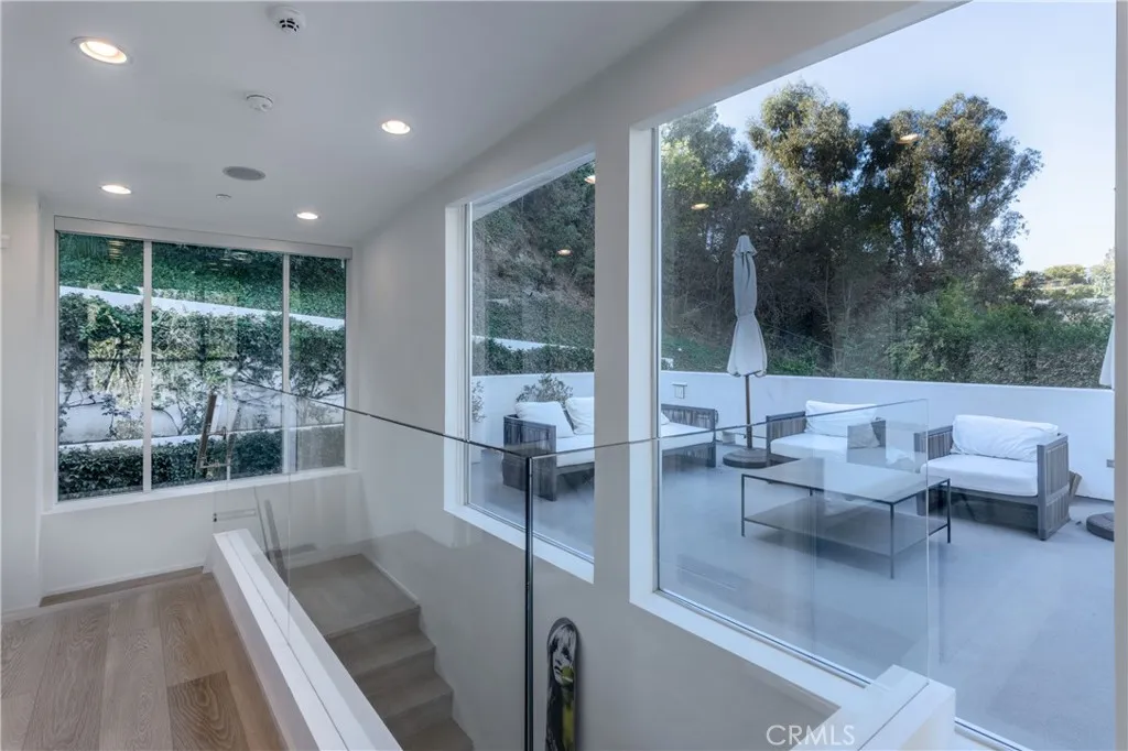 7350 Pacific View Drive, Los Angeles, California 90068 home-pic-26