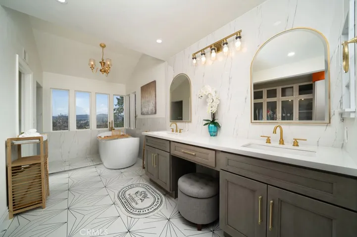 Master Bath Room