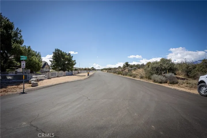 9678 Farmington Street, Oak Hills, California 92344