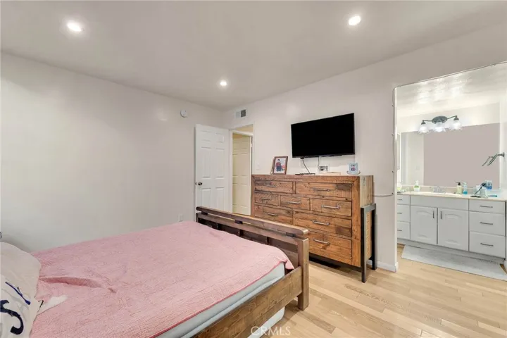 18620 Hatteras Street 114, Tarzana, California 91356