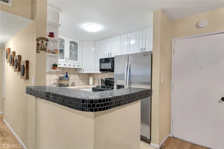 18620 Hatteras Street 114, Tarzana, California 91356