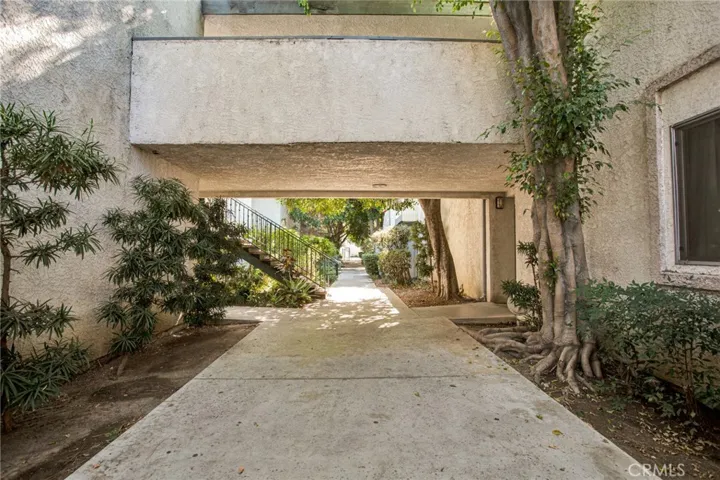 18620 Hatteras Street 114, Tarzana, California 91356