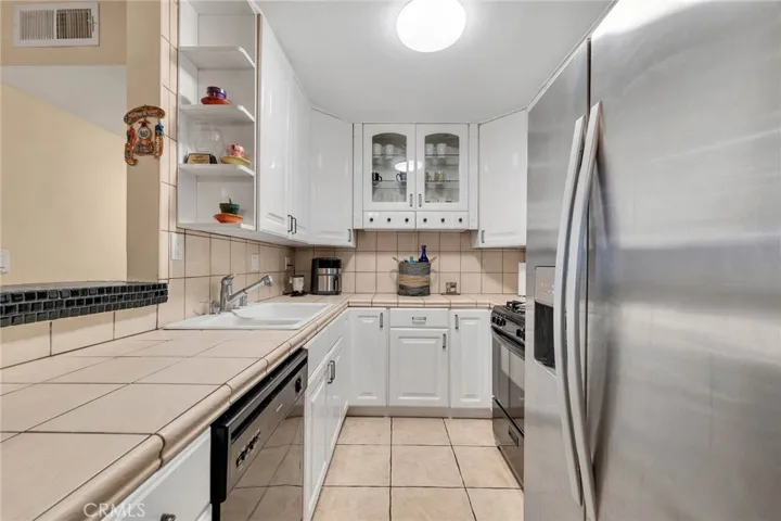 18620 Hatteras Street 114, Tarzana, California 91356