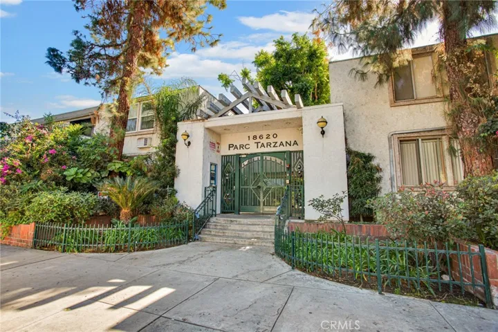 18620 Hatteras Street 114, Tarzana, California 91356