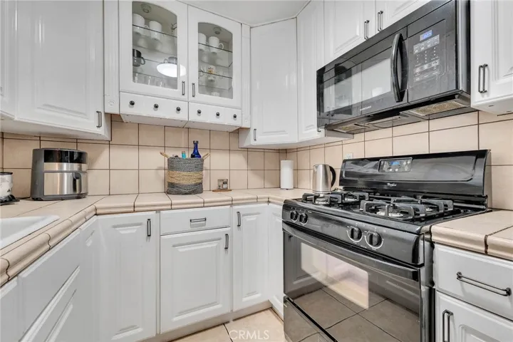18620 Hatteras Street 114, Tarzana, California 91356