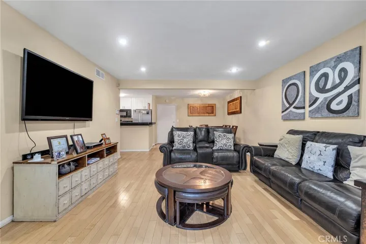 18620 Hatteras Street 114, Tarzana, California 91356