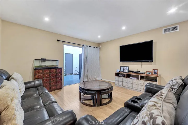 18620 Hatteras Street 114, Tarzana, California 91356