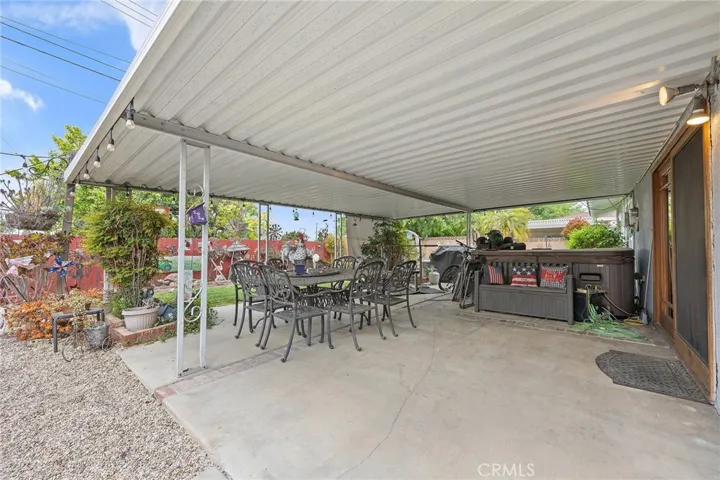 Large covered patio with jacuzzi