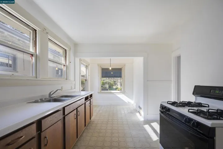 4414 S Pleasant Valley Ct S, Oakland, California 94611