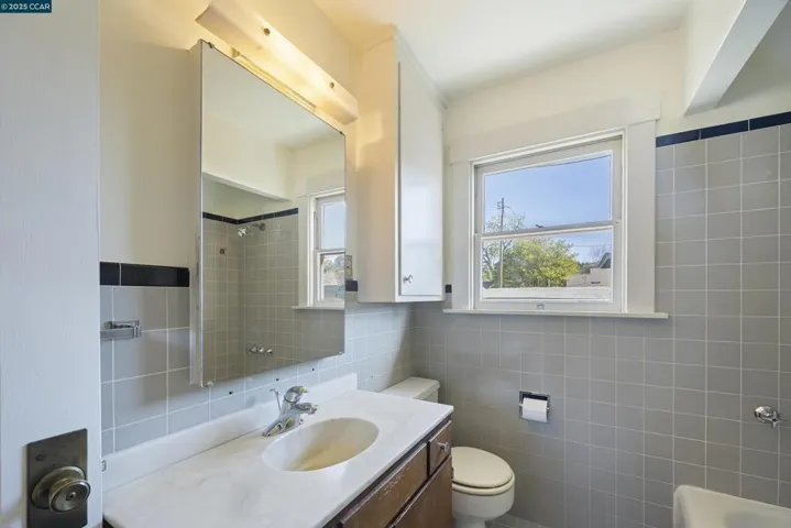 4414 S Pleasant Valley Ct S, Oakland, California 94611