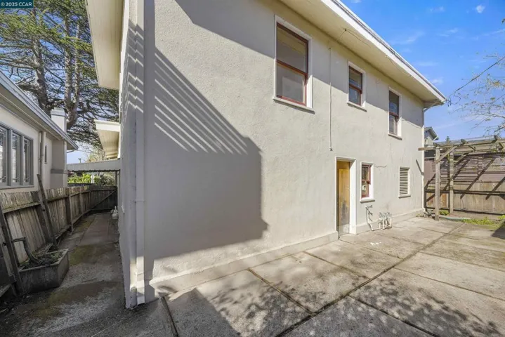 4414 S Pleasant Valley Ct S, Oakland, California 94611