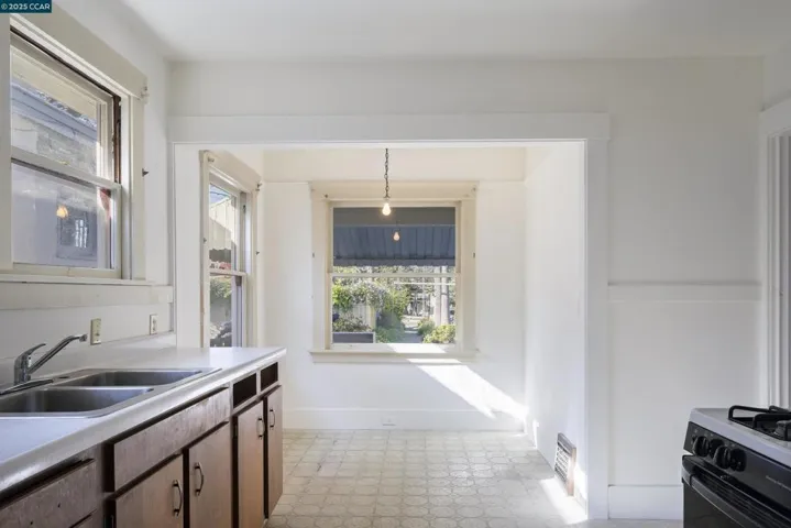 4414 S Pleasant Valley Ct S, Oakland, California 94611