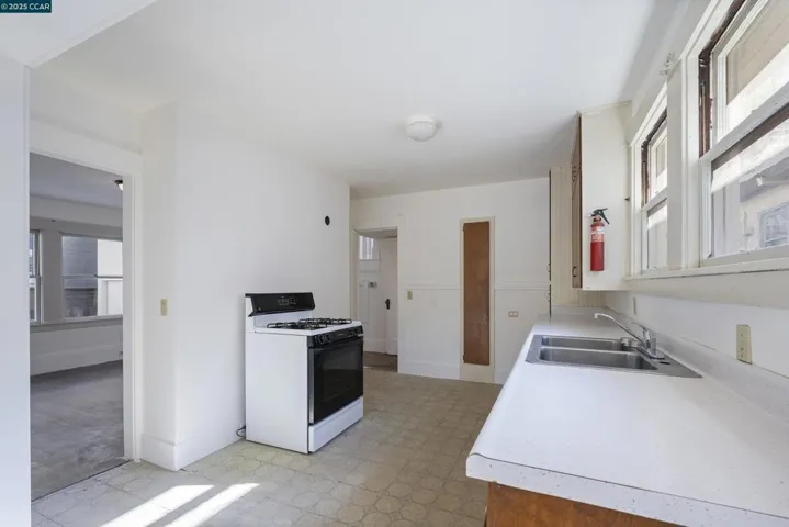 4414 S Pleasant Valley Ct S, Oakland, California 94611