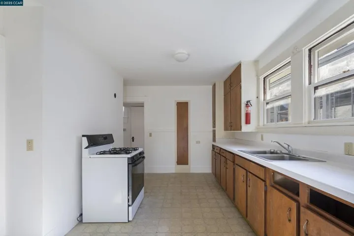 4414 S Pleasant Valley Ct S, Oakland, California 94611