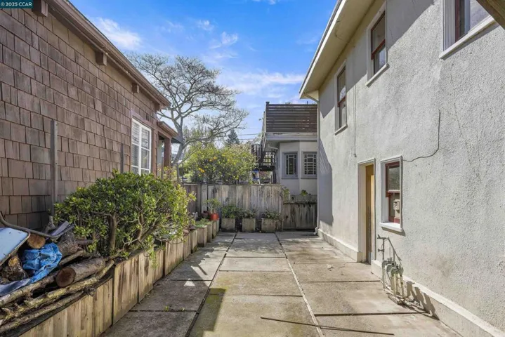 4414 S Pleasant Valley Ct S, Oakland, California 94611