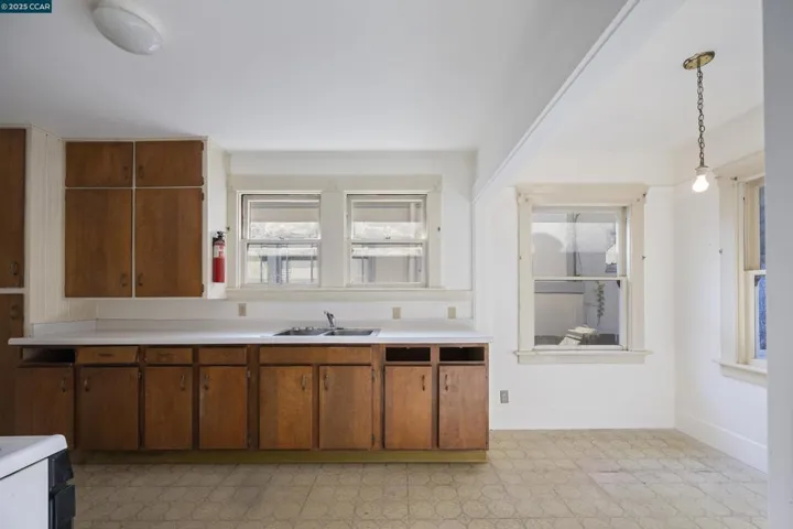 4414 S Pleasant Valley Ct S, Oakland, California 94611