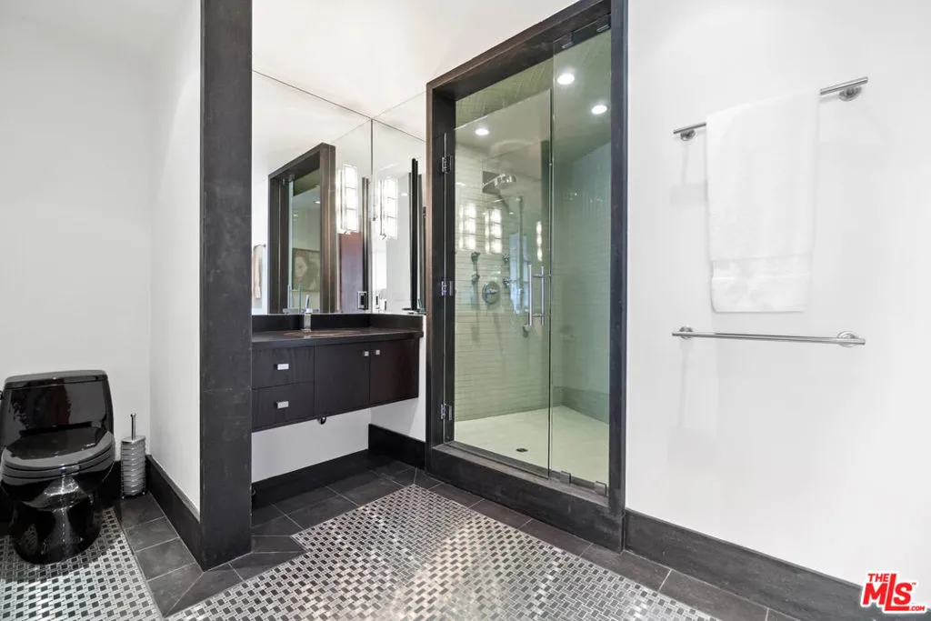 1742 Viewmont Drive, Los Angeles, California 90069 home-pic-21