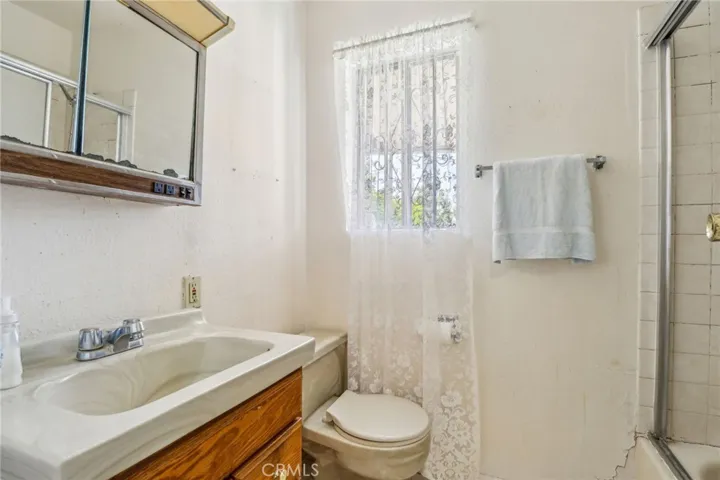 Back unit full bathroom