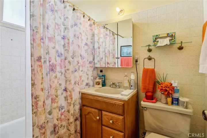 Front unit full bath