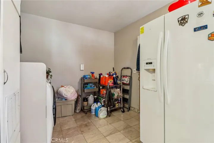 Front unit dining area/washer dryer