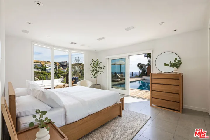 1568 Viewsite Drive, Los Angeles, California 90069