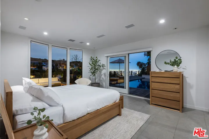 1568 Viewsite Drive, Los Angeles, California 90069