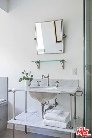 1568 Viewsite Drive, Los Angeles, California 90069