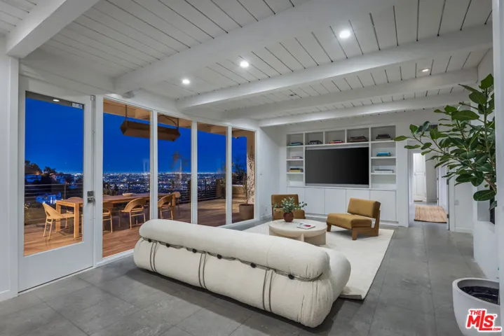 1568 Viewsite Drive, Los Angeles, California 90069