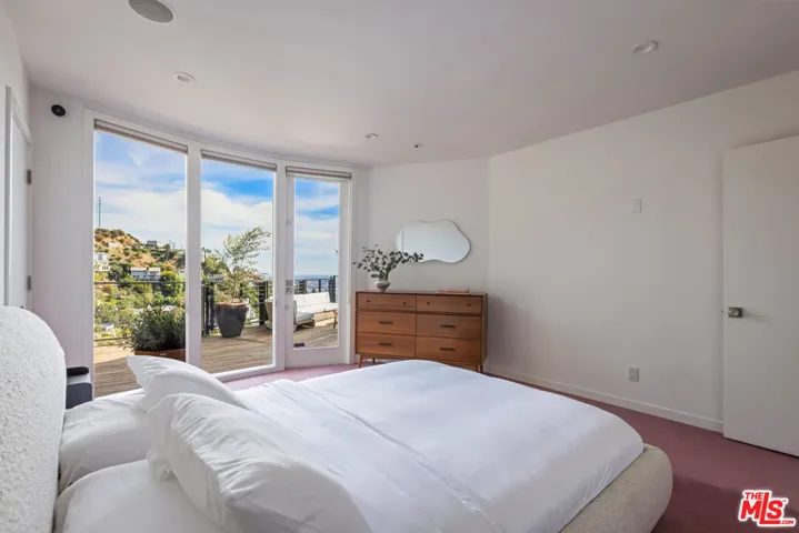 1568 Viewsite Drive, Los Angeles, California 90069