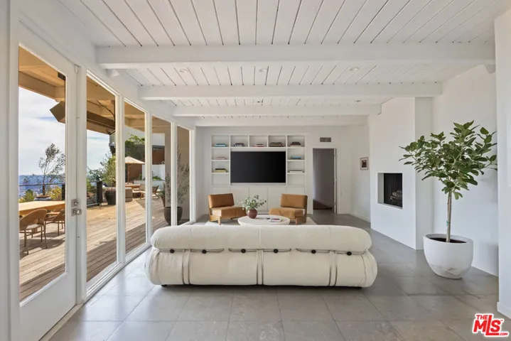 1568 Viewsite Drive, Los Angeles, California 90069