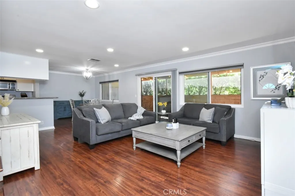 7046 De Celis Place 7, Lake Balboa, California 91406 home-pic-4