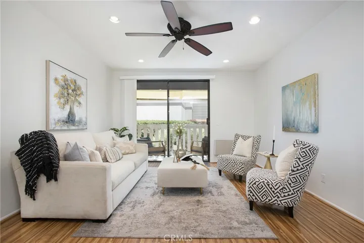 Welcome home to your lower level condo with NO STAIRS in Pheasant Creek, Lake Forest!
