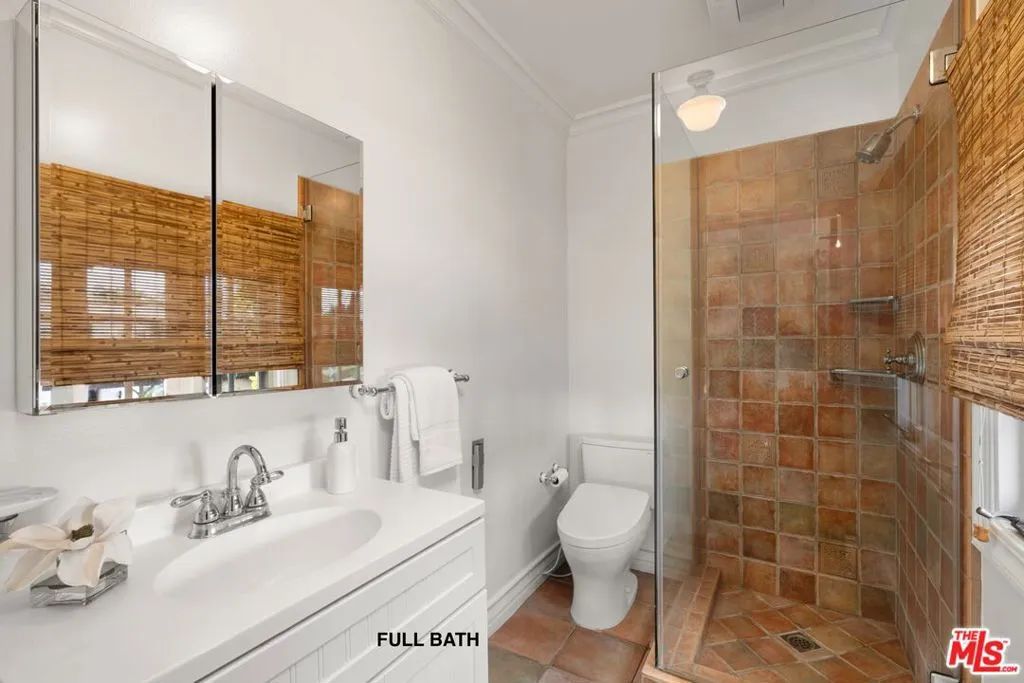 898 S Windsor Boulevard, Los Angeles, California 90005 home-pic-15