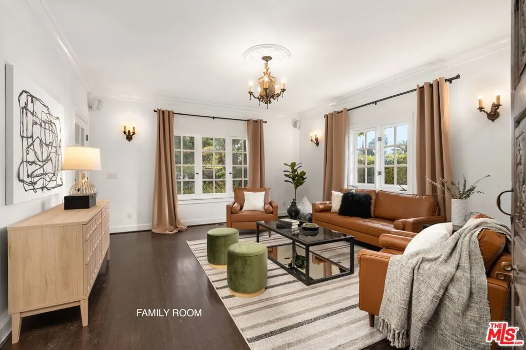 898 S Windsor Boulevard, Los Angeles, California 90005 home-pic-5