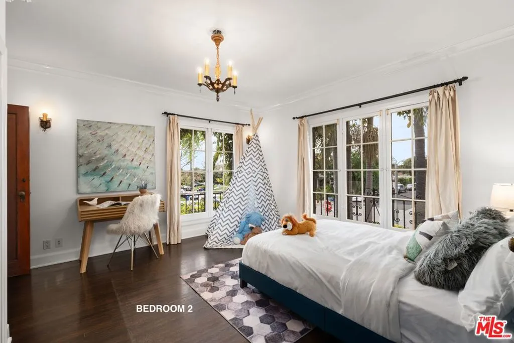 898 S Windsor Boulevard, Los Angeles, California 90005 home-pic-14