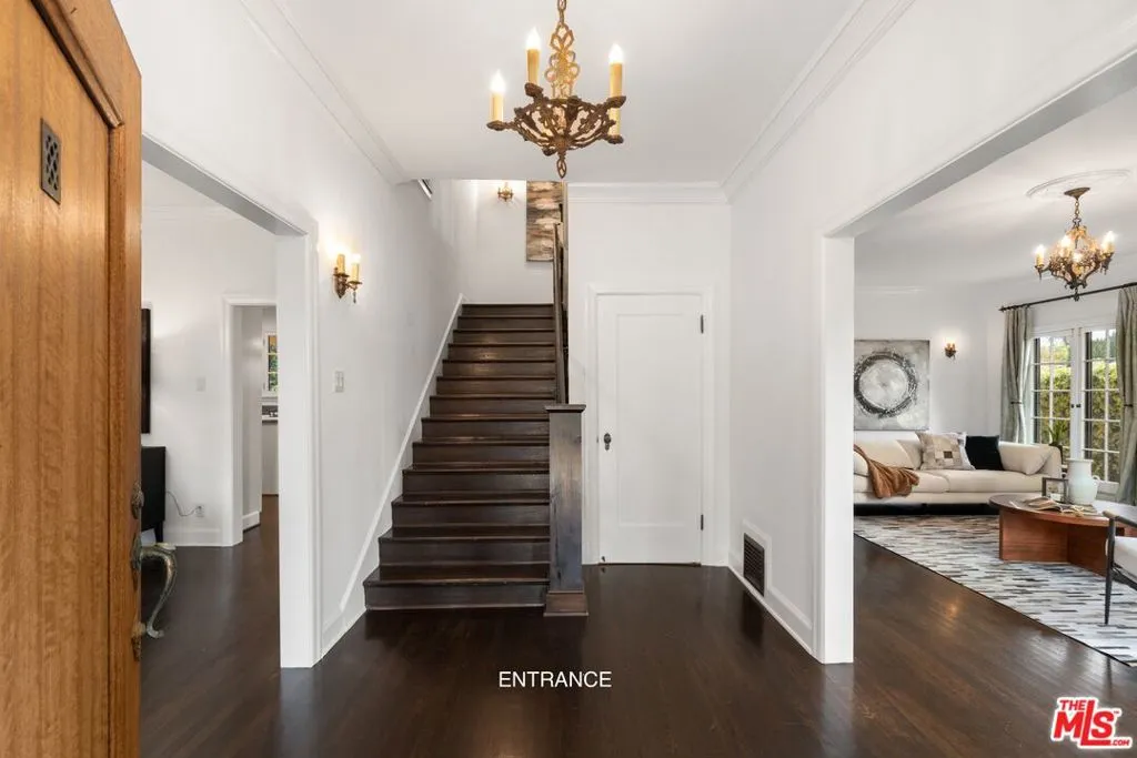 898 S Windsor Boulevard, Los Angeles, California 90005 home-pic-2