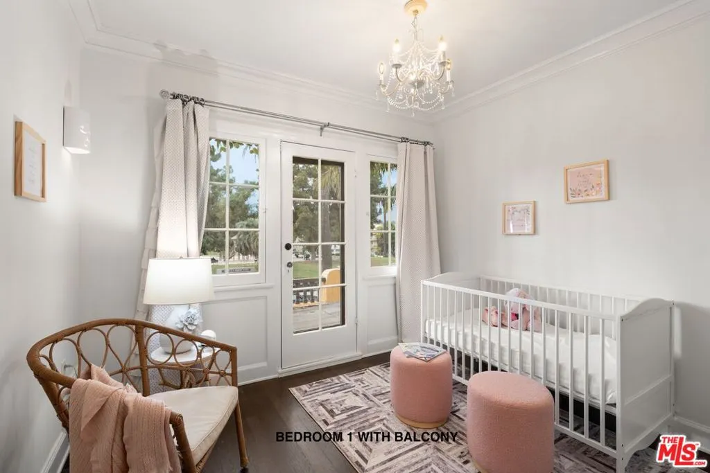 898 S Windsor Boulevard, Los Angeles, California 90005 home-pic-11