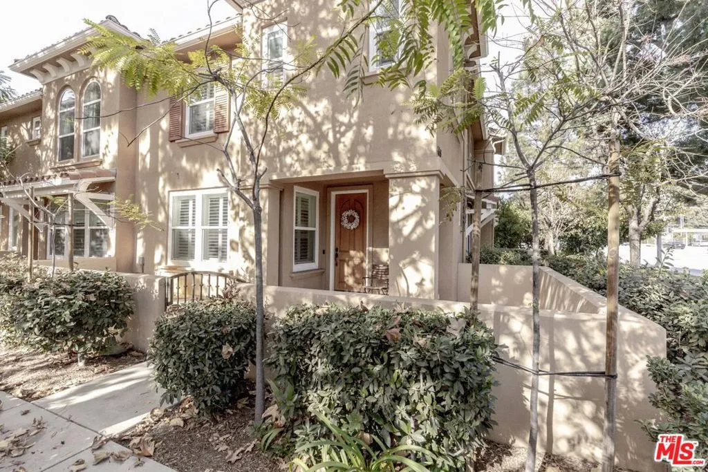 453 N Altadena Drive 8, Pasadena, California 91107, 3 Bedrooms Bedrooms, ,3 BathroomsBathrooms,Residential,For Sale,Altadena,25521327